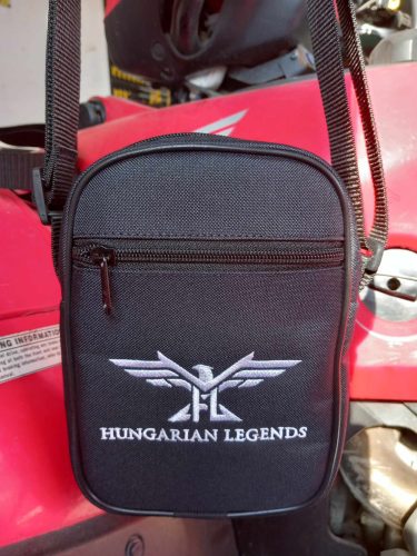 Hungarian Legends sólyom logóval hímzett oldaltáska