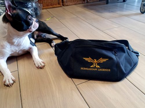 Hungarian Legends sólyom logóval hímzett övtáska